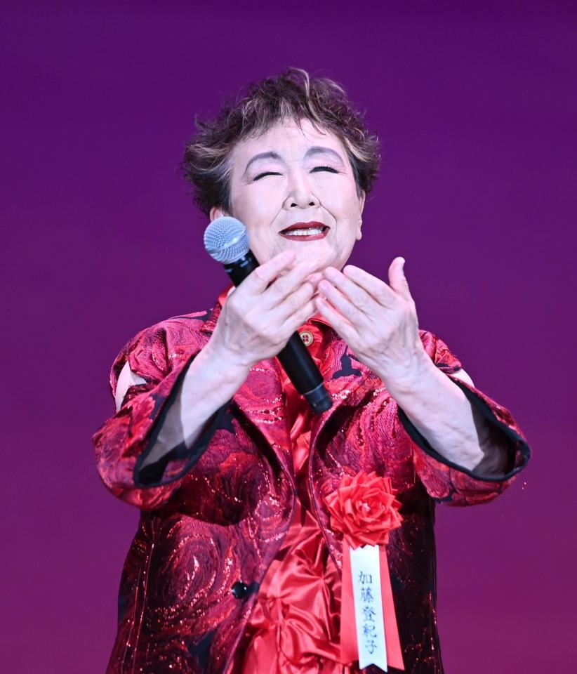 『百万本のバラ』を熱唱する加藤登紀子（撮影・園田高夫）