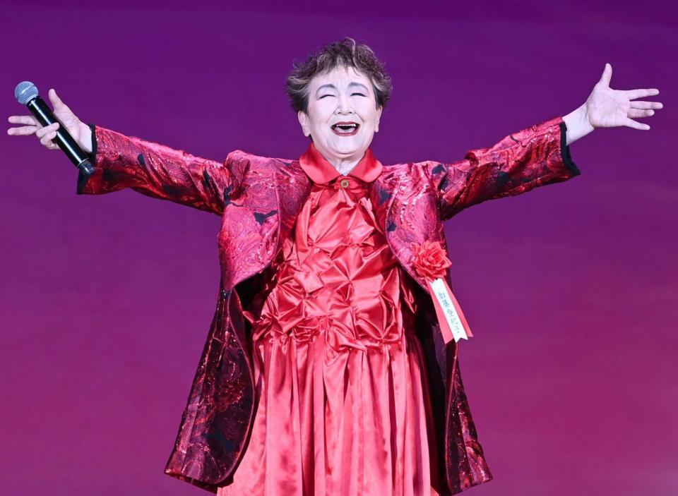 「百万本のバラ」を歌う加藤登紀子（撮影・園田高夫）