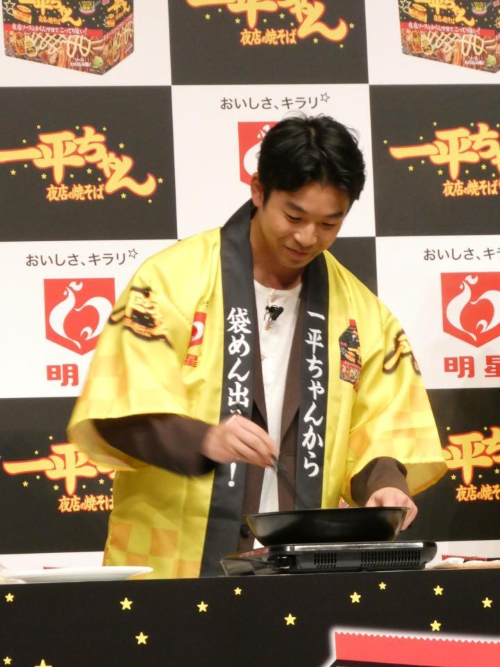 調理を行う仲野太賀