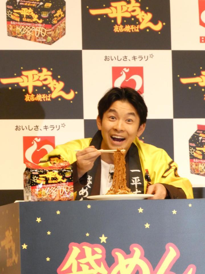 「明星　一平ちゃん　夜店の焼そば　袋めん」を食べる仲野太賀