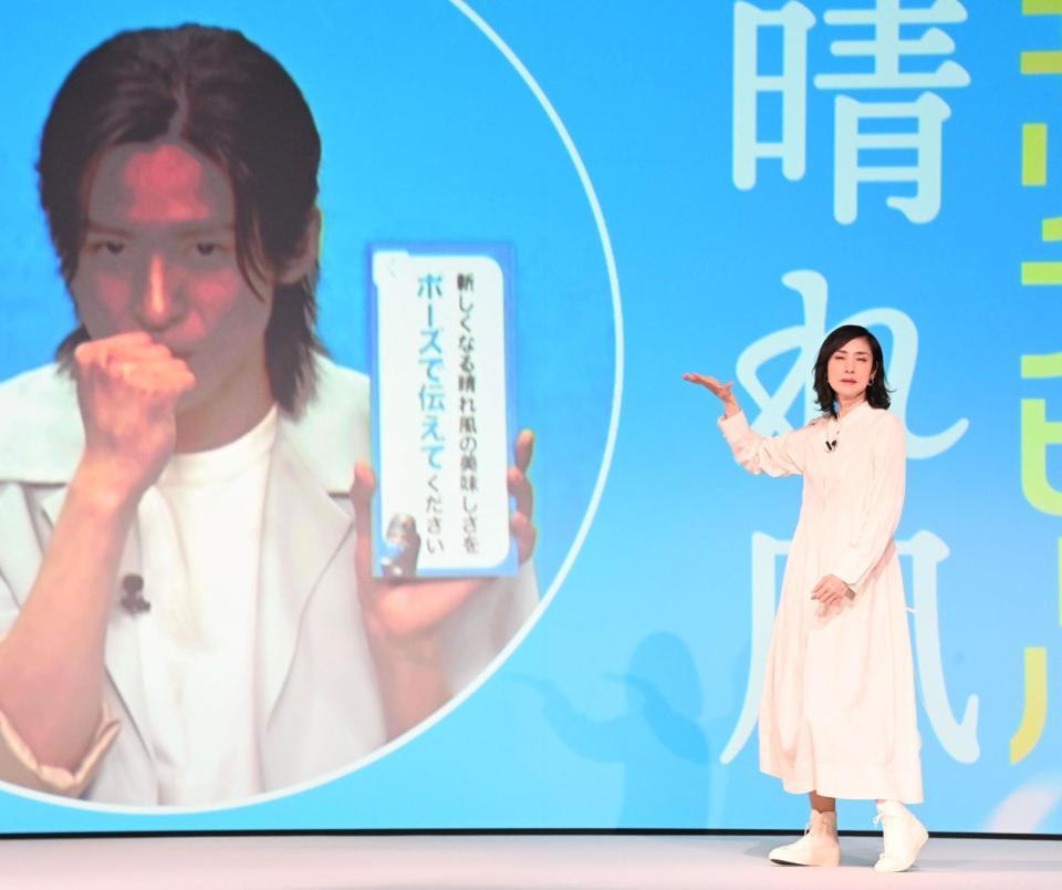 目黒連（左）のお題にそったポーズを決める天海祐希（撮影・持木克友）