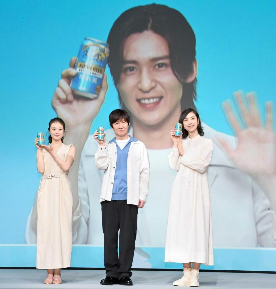 笑顔を見せる（左から）今田美桜、内村光良、天海祐希とテレビ出演の目黒蓮（撮影・持木克友）