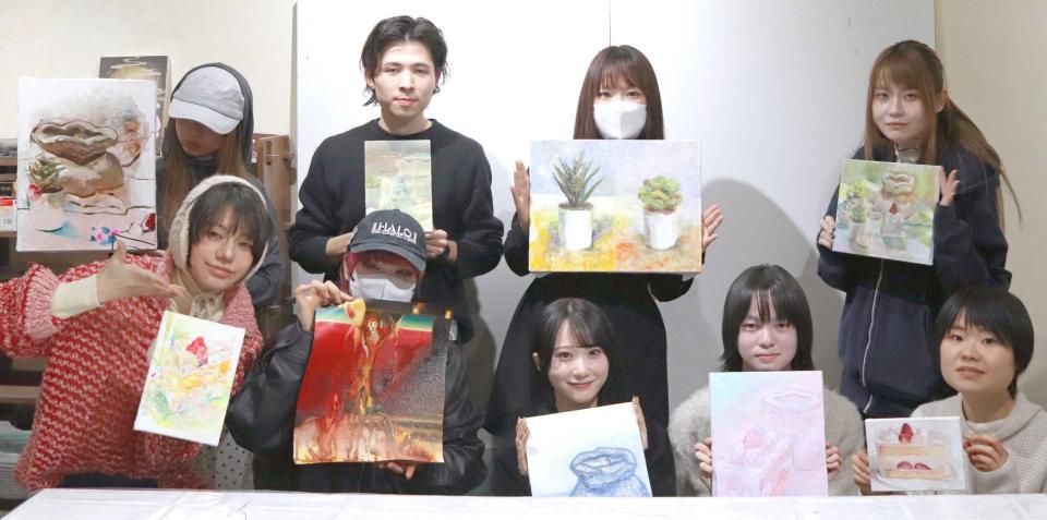 芸大生と共に絵を掲げる橋本真希（前列中央）