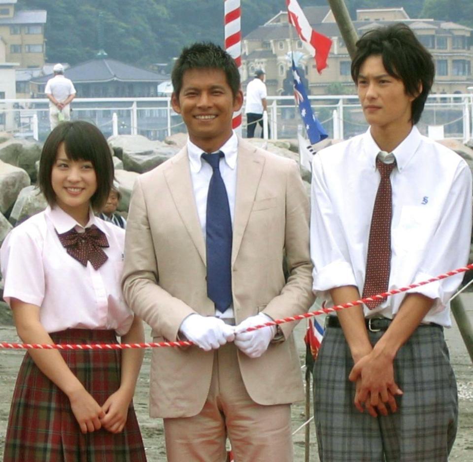 ０８年７月、「太陽と海の教室」に出演する北乃きい（左）、岡田将生（右）とともに海開きに参加した織田裕二＝江ノ島海水浴場