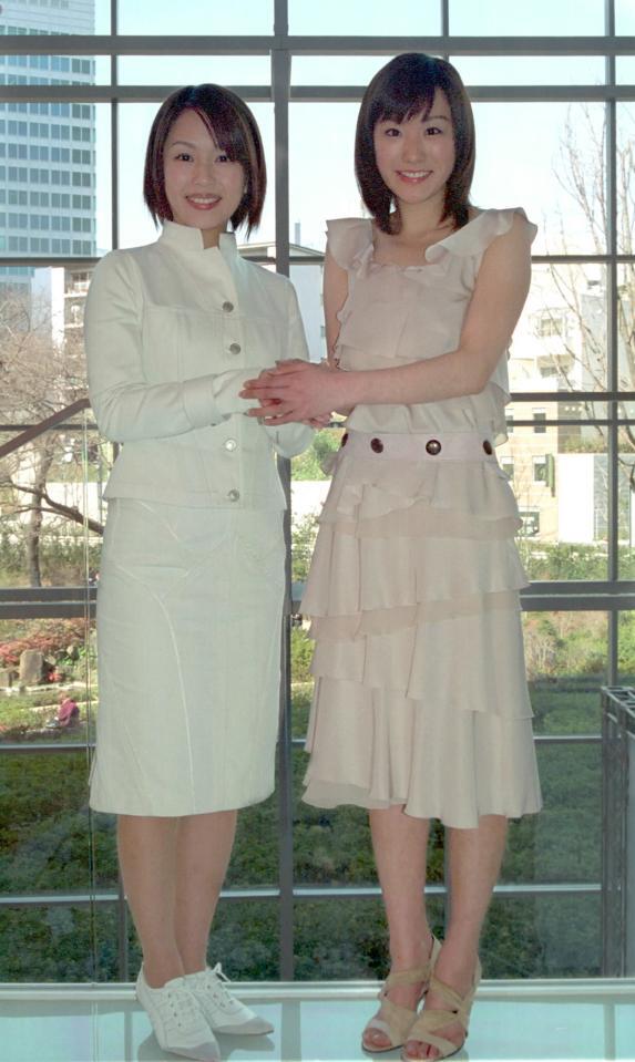 Ｍステの新ＭＣに決まり、武内絵美アナウンサー（左）からバトンタッチされる堂真理子アナウンサー＝２００４年３月