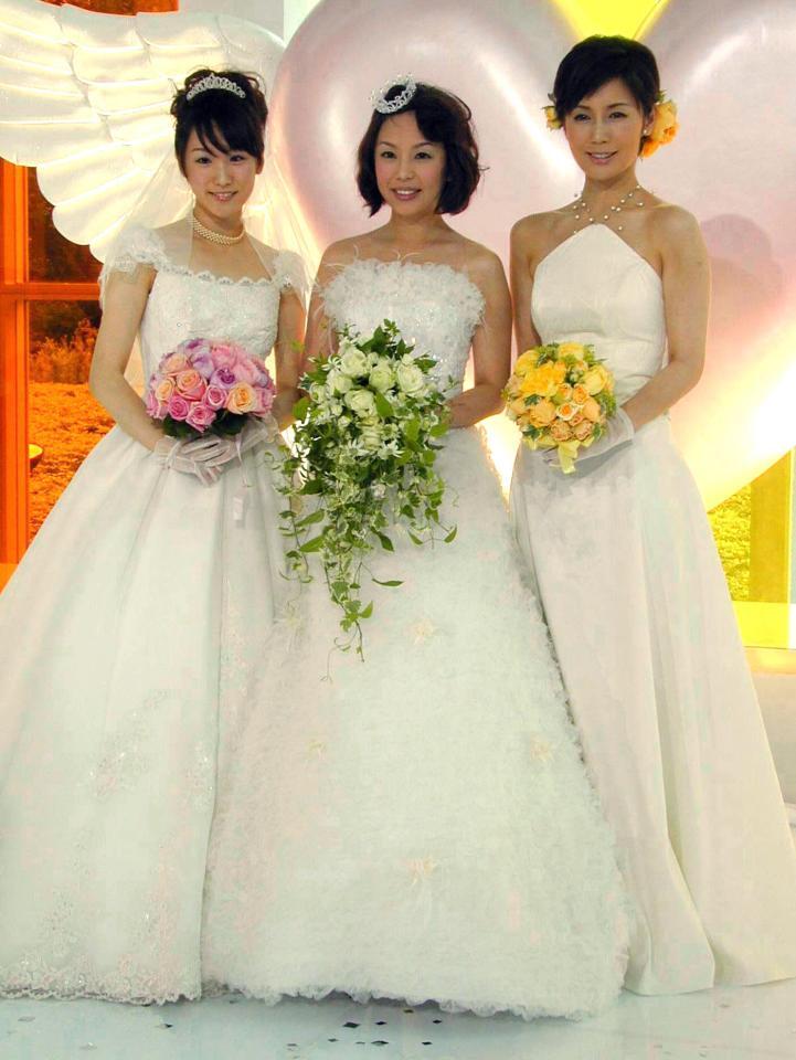 武内絵美、河野明子、堂真理子のテレビ朝日の人気女子３アナが純白のウエディングドレス姿を披露＝２００６年６月