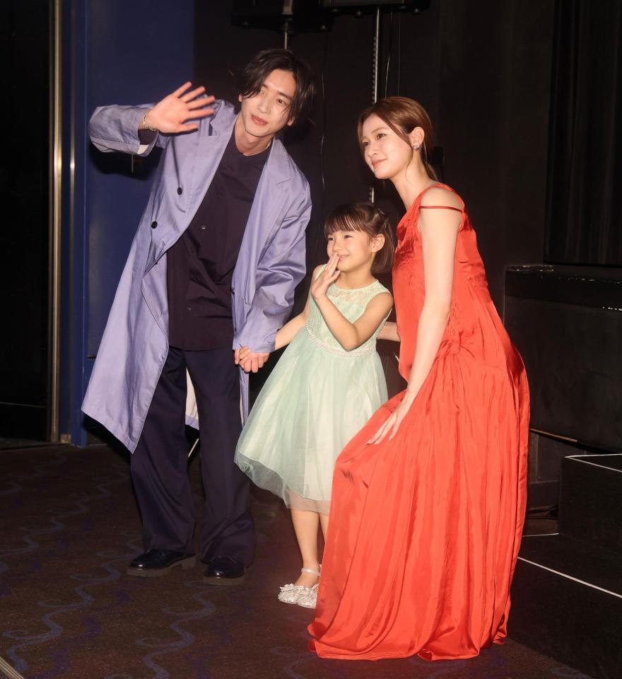 降壇時に場内に手を振る（左から）なにわ男子・道枝駿佑、英茉、生見愛瑠＝ＴＯＨＯシネマズ日比谷（撮影・石井剣太郎）