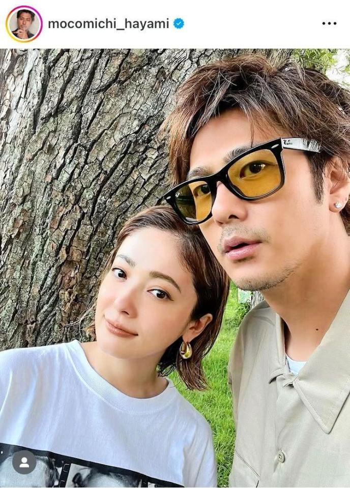 ２４年の結婚記念日。速水もこみちのインスタグラム＠ｍｏｃｏｍｉｃｈｉ＿ｈａｙａｍｉ（２４年８月８日付）より