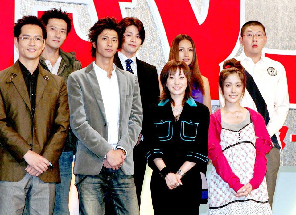 ドラマ「働きマン」で共演していた速水もこみち（前列左から２人目）と平山あや（同右端）＝２００７年１０月