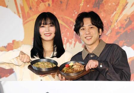 　新商品を披露する池田エライザ（左）と二宮和也