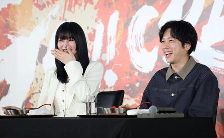 笑顔を見せる池田エライザ（左）と二宮和也（撮影・石井剣太郎）