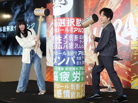 発表会に参加した池田エライザ（左）と二宮和也（撮影・石井剣太郎）