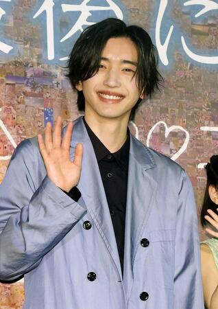 手を振るなにわ男子・道枝駿佑（撮影・石井剣太郎）