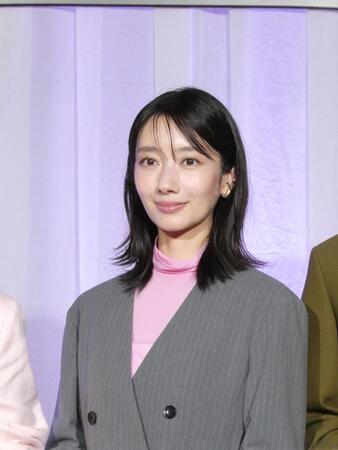 撮影に応じる波瑠