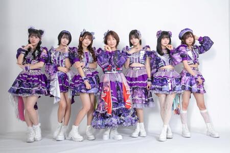 特別企画として「手羽先センセーション」のメンバーと同じ衣装に身を包み「１日限定加入」した山本久美氏（中央）