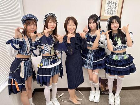 昨年１０月、「手羽先センセーション」のメンバーと笑顔で撮影に応じた山本久美氏（中央）