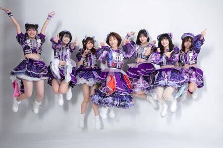 特別企画として「手羽先センセーション」のメンバーと同じ衣装に身を包み「１日限定加入」した山本久美氏（中央）