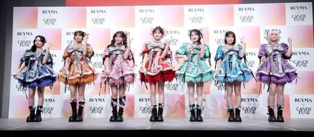 ダンスを披露するＣＡＮＤＹ　ＴＵＮＥの（左から）桐原実月、南なつ、村川緋杏、立花琴未、小川奈々子、福山梨乃、宮野静（撮影・金田祐二）