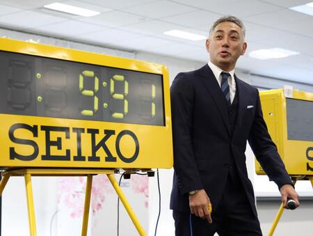 陸上１００ｍ日本記録の９秒９５を狙うタイムチャレンジで好記録を出した市川團十郎（撮影・伊藤笙子）