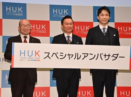 写真に納まる（左から）兵庫県競馬組合事務局長の野口吉浩、スペシャルアンバサダーに就任したかまいたちの山内健司、濱家隆一（撮影・持木克友）