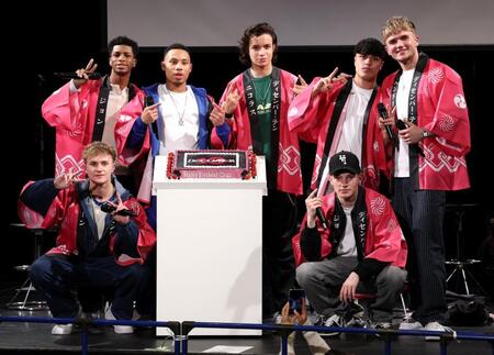 初来日ショーケースを開催したＤｅｃｅｍｂｅｒ１０（前列左から）ショーン、ジョシュ、（後列同）ジョン、クルーズ、ニコラス、ダニー、ヘンドリック＝東京・渋谷のＳＨＩＢＵＹＡ　ＰＬＥＡＳＵＲＥ　ＰＬＥＡＳＵＲＥ（撮影・伊藤笙子）