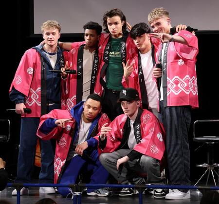 初来日ショーケースを開催したＤｅｃｅｍｂｅｒ１０（前列左から）ショーン、ジョシュ、（後列同）ジョン、クルーズ、ニコラス、ダニー、ヘンドリック＝東京・渋谷のＳＨＩＢＵＹＡ　ＰＬＥＡＳＵＲＥ　ＰＬＥＡＳＵＲＥ（撮影・伊藤笙子）