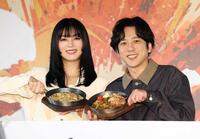 　新商品を披露する池田エライザ（左）と二宮和也