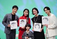 子役の山本弓月くんがプレゼントした似顔絵を手に笑顔を見せる（左から）沢村一樹、菅井友香、入山法子、稲葉友