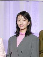 撮影に応じる波瑠