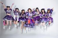 特別企画として「手羽先センセーション」のメンバーと同じ衣装に身を包み「１日限定加入」した山本久美氏（中央）