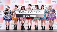 ポーズをきめるＣＡＮＤＹ　ＴＵＮＥの（左から）桐原実月、南なつ、村川緋杏、立花琴未、小川奈々子、福山梨乃、宮野静（撮影・金田祐二）