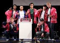 初来日ショーケースを開催したＤｅｃｅｍｂｅｒ１０（前列左から）ショーン、ジョシュ、（後列同）ジョン、クルーズ、ニコラス、ダニー、ヘンドリック＝東京・渋谷のＳＨＩＢＵＹＡ　ＰＬＥＡＳＵＲＥ　ＰＬＥＡＳＵＲＥ（撮影・伊藤笙子）