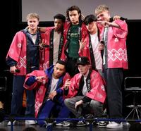 初来日ショーケースを開催したＤｅｃｅｍｂｅｒ１０（前列左から）ショーン、ジョシュ、（後列同）ジョン、クルーズ、ニコラス、ダニー、ヘンドリック＝東京・渋谷のＳＨＩＢＵＹＡ　ＰＬＥＡＳＵＲＥ　ＰＬＥＡＳＵＲＥ（撮影・伊藤笙子）