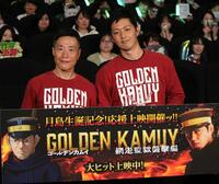 舞台あいさつに登壇した竹本英史（左）と工藤阿須加