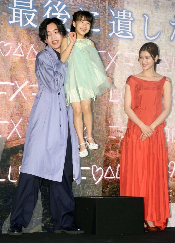 英茉（中央）を持ち上げる道枝駿佑。右は生見愛瑠（撮影・石井剣太郎）