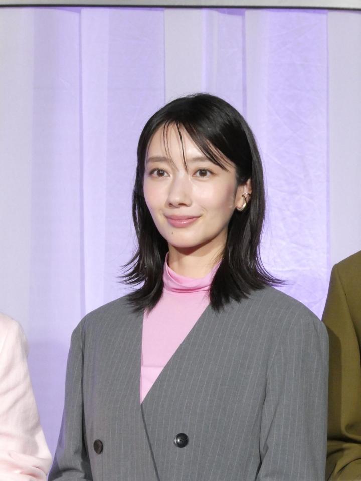 撮影に応じる波瑠