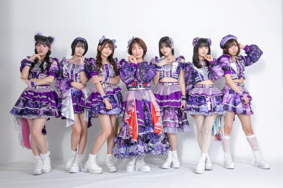 特別企画として「手羽先センセーション」のメンバーと同じ衣装に身を包み「１日限定加入」した山本久美氏（中央）