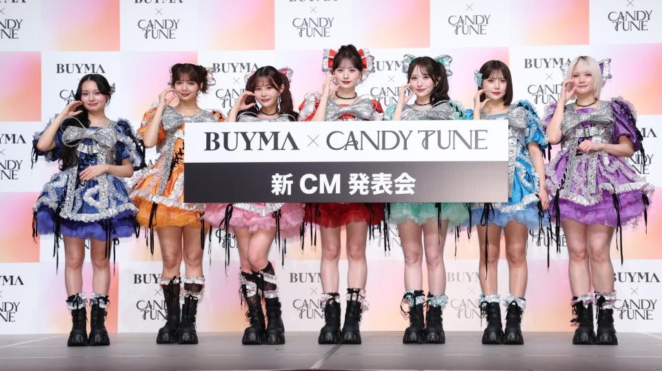 ポーズをきめるＣＡＮＤＹ　ＴＵＮＥの（左から）桐原実月、南なつ、村川緋杏、立花琴未、小川奈々子、福山梨乃、宮野静（撮影・金田祐二）