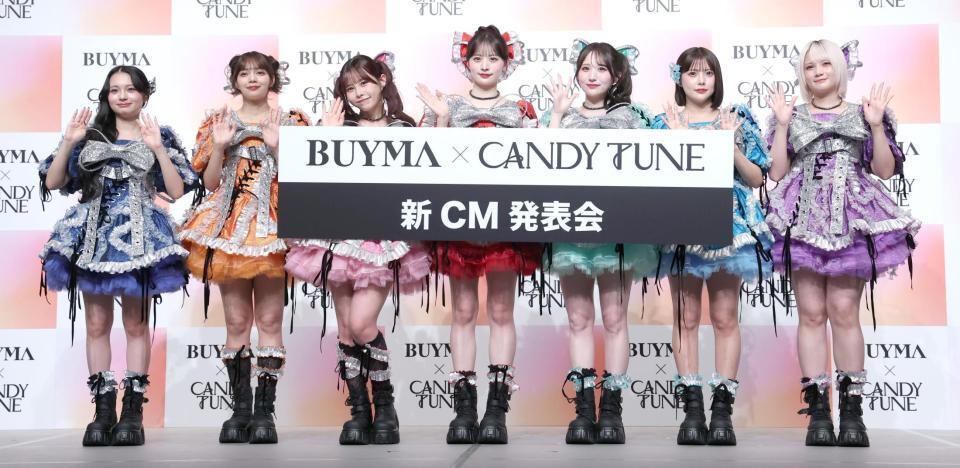 ポーズをきめるＣＡＮＤＹ　ＴＵＮＥの（左から）桐原実月、南なつ、村川緋杏、立花琴未、小川奈々子、福山梨乃、宮野静（撮影・金田祐二）