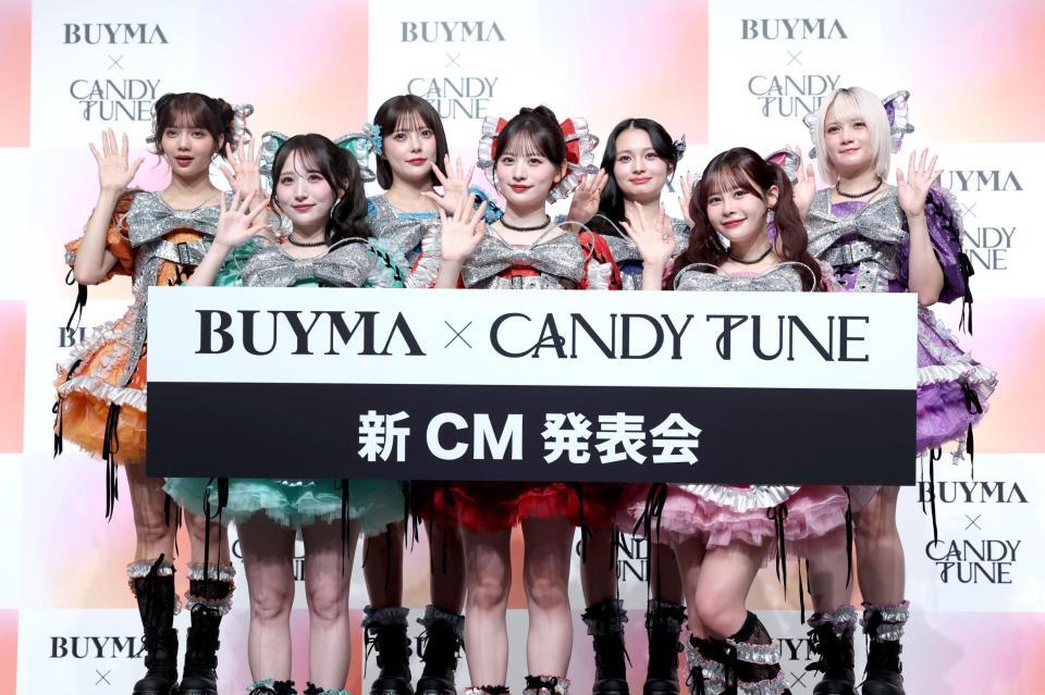 笑顔で手を振るＣＡＮＤＹ　ＴＵＮＥの（左から）南なつ、小川奈々子、福山梨乃、立花琴未、桐原実月、村川緋杏、宮野静（撮影・金田祐二）
