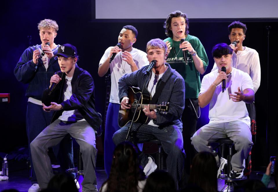 初来日ショーケースでハーモニーを響かせるＤｅｃｅｍｂｅｒ１０（前列左から）ジョシュ、ヘンドリック、ダニー（後列同）ショーン、クルーズ、ニコラス、ジョン＝東京・渋谷のＳＨＩＢＵＹＡ　ＰＬＥＡＳＵＲＥ　ＰＬＥＡＳＵＲＥ（撮影・伊藤笙子）