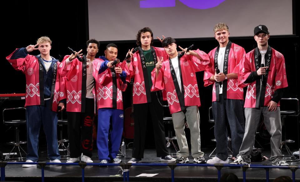 初来日ショーケースを開催したＤｅｃｅｍｂｅｒ１０（左から）ショーン、ジョン、クルーズ、ニコラス、ダニー、ヘンドリック、ジョシュ＝東京・渋谷のＳＨＩＢＵＹＡ　ＰＬＥＡＳＵＲＥ　ＰＬＥＡＳＵＲＥ（撮影・伊藤笙子）