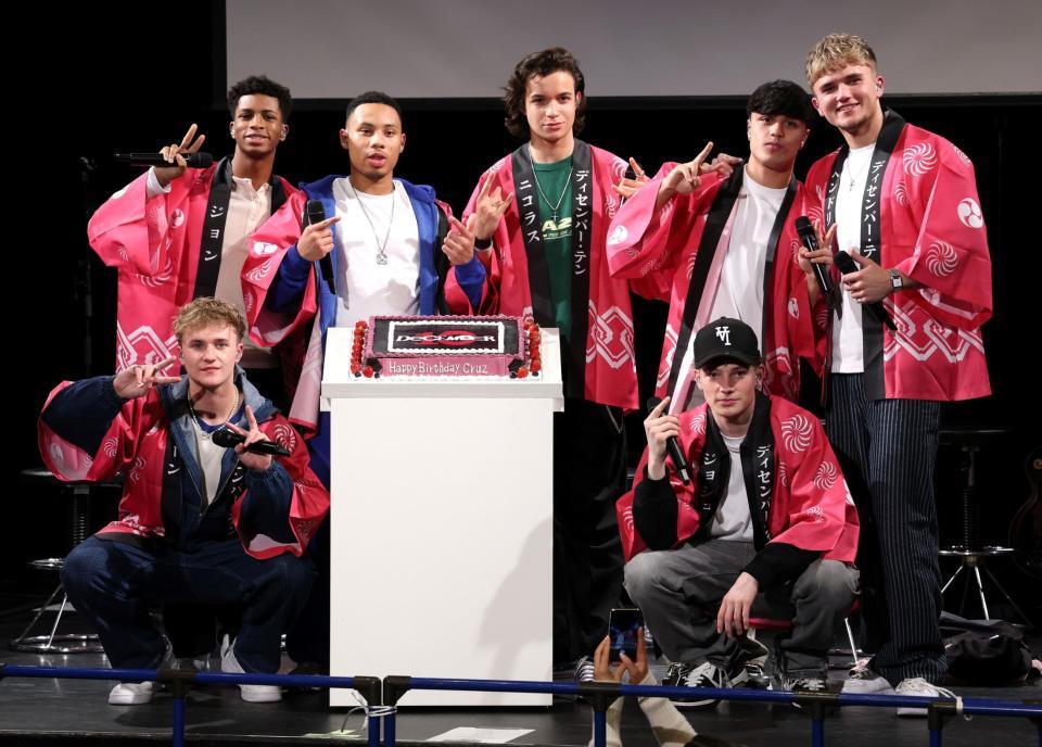 初来日ショーケースを開催したＤｅｃｅｍｂｅｒ１０（前列左から）ショーン、ジョシュ、（後列同）ジョン、クルーズ、ニコラス、ダニー、ヘンドリック＝東京・渋谷のＳＨＩＢＵＹＡ　ＰＬＥＡＳＵＲＥ　ＰＬＥＡＳＵＲＥ（撮影・伊藤笙子）