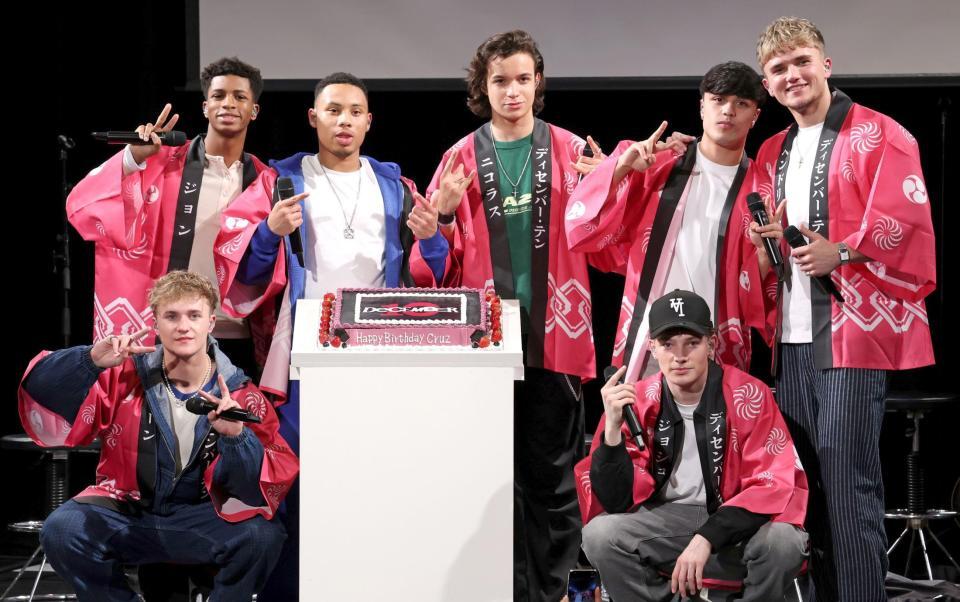 Ｄｅｃｅｍｂｅｒ１０の（前列左から）ショーン、ジョシュ、（後列同）ジョン、クルーズ、ニコラス、ダニー、ヘンドリック（撮影・伊藤笙子）