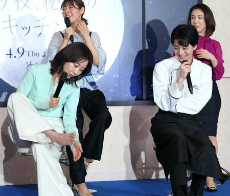 高杉（右）の足の指の形の話を聞き、自分の足を見る木南。左奥は瀧本、右奥は筒井（撮影・金田祐二）　