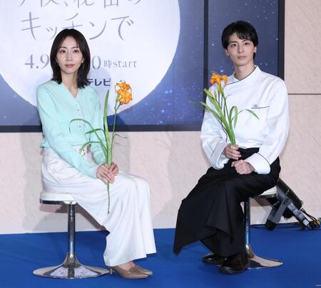 金針菜の花を手にする木南晴夏（左）と高杉真宙（撮影・金田祐二）