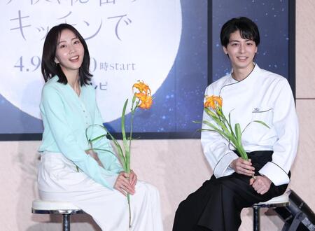 金針菜の花を手に笑顔の木南晴夏（左）と高杉真宙（撮影・金田祐二）