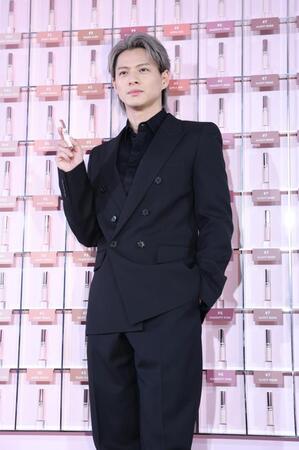 ポーズをきめる平野紫耀（撮影・金田祐二）