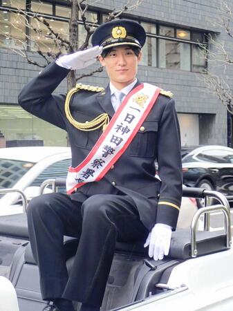 オープンカーに乗って噛んだ交通安全パレード・フェスティバルに参加した松谷鷹也