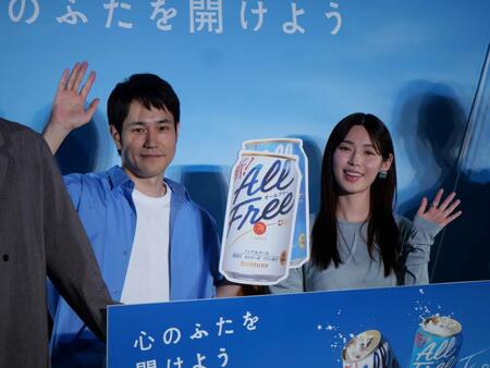 イベントに登場した松山ケンイチ（左）と白石聖